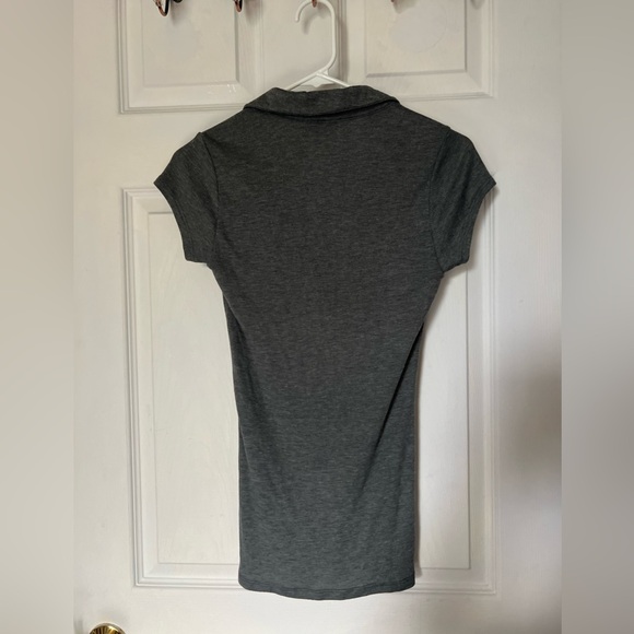 Guess Women’s T-shirt 
Size: M - Picture 4 of 4